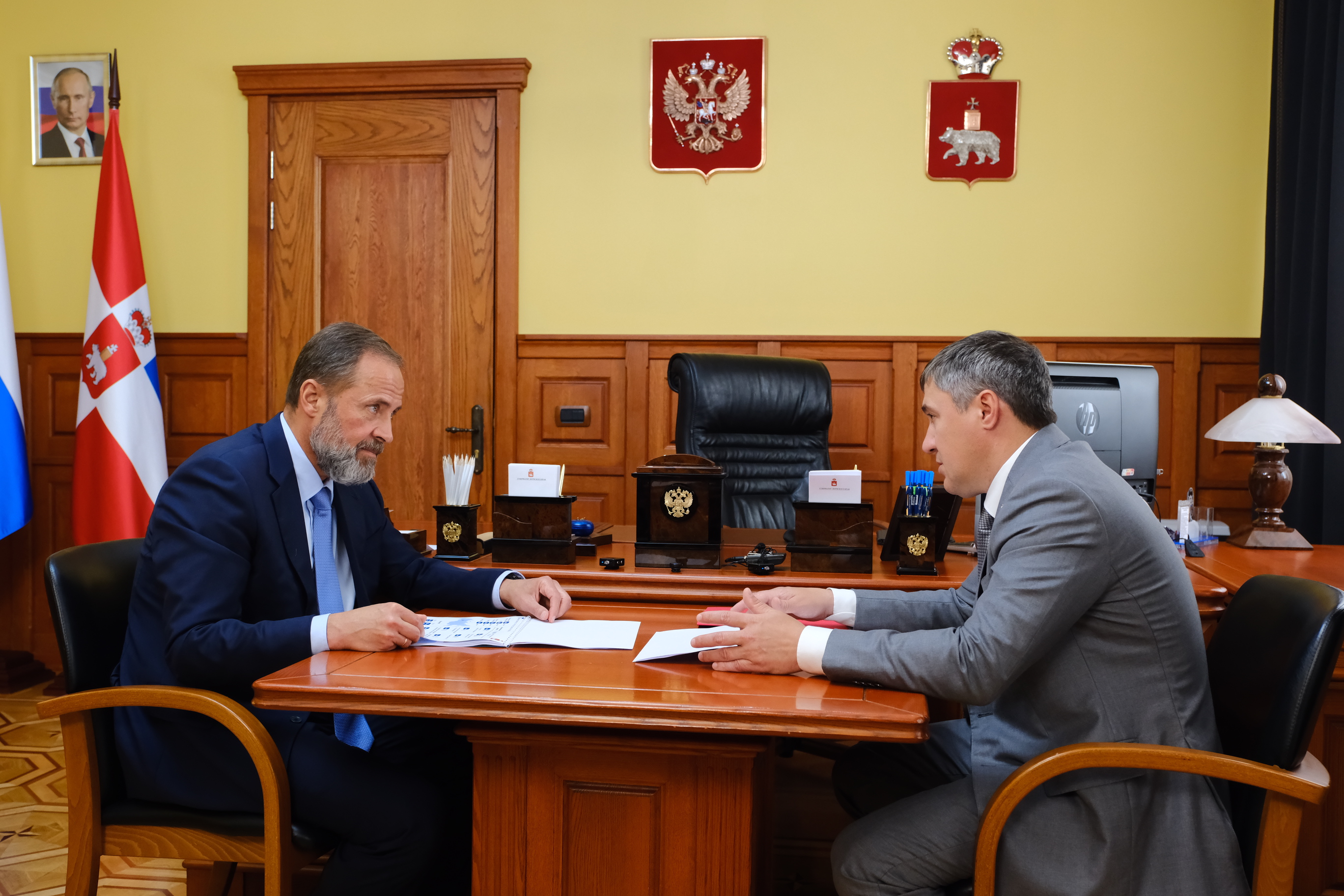 Игорь Комаров и Дмитрий Махонин обсудили социально-экономическое развитие Пермского края.