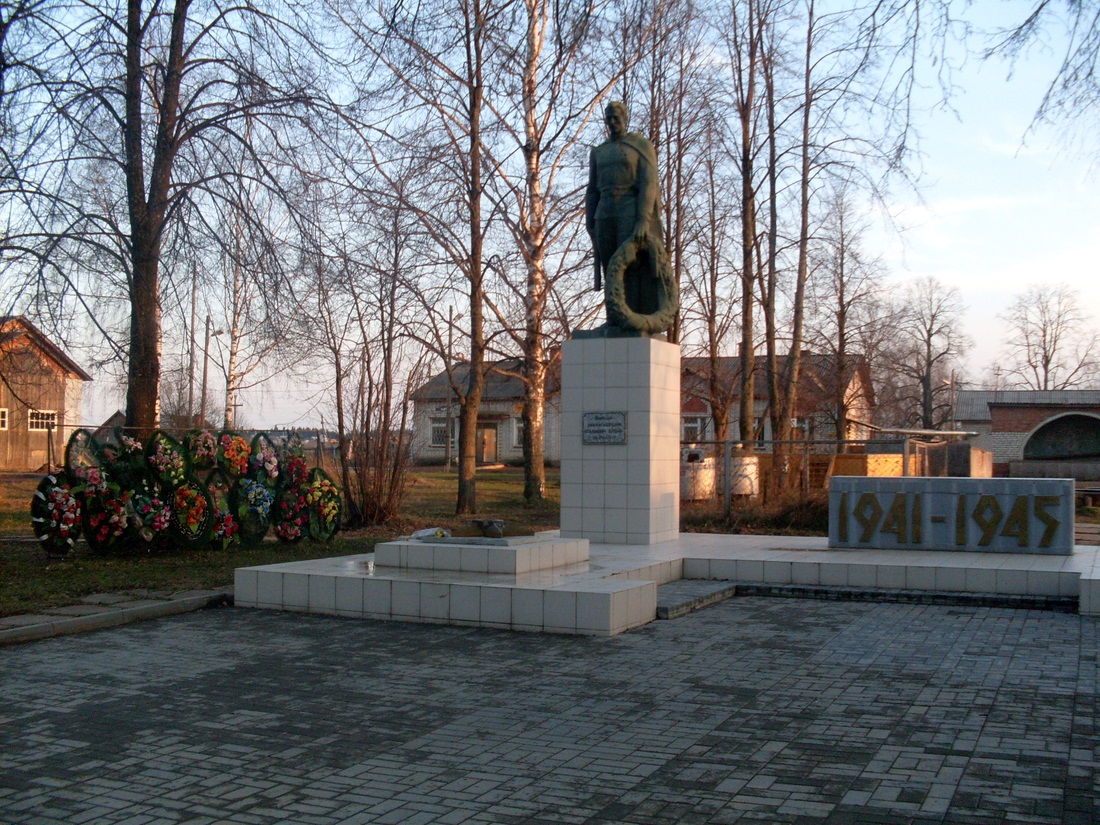 Памятник воинам-афанасьевцам, погибшим в годы Великой Отечественной войны.