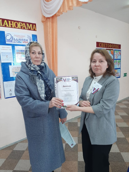 Председатель Думы Афанасьевского муниципального округа Валентина Харина проголосовала на своем избирательном участке в первый день голосования.