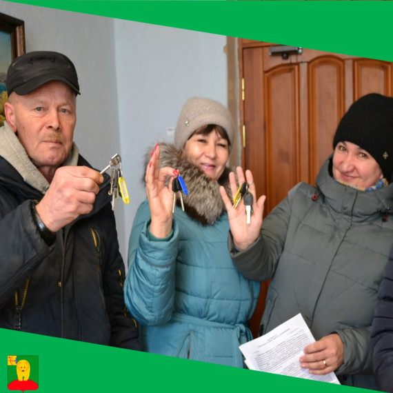 Афанасьевским семьям вручили ключи от квартир по программе переселения из аварийного фонда.